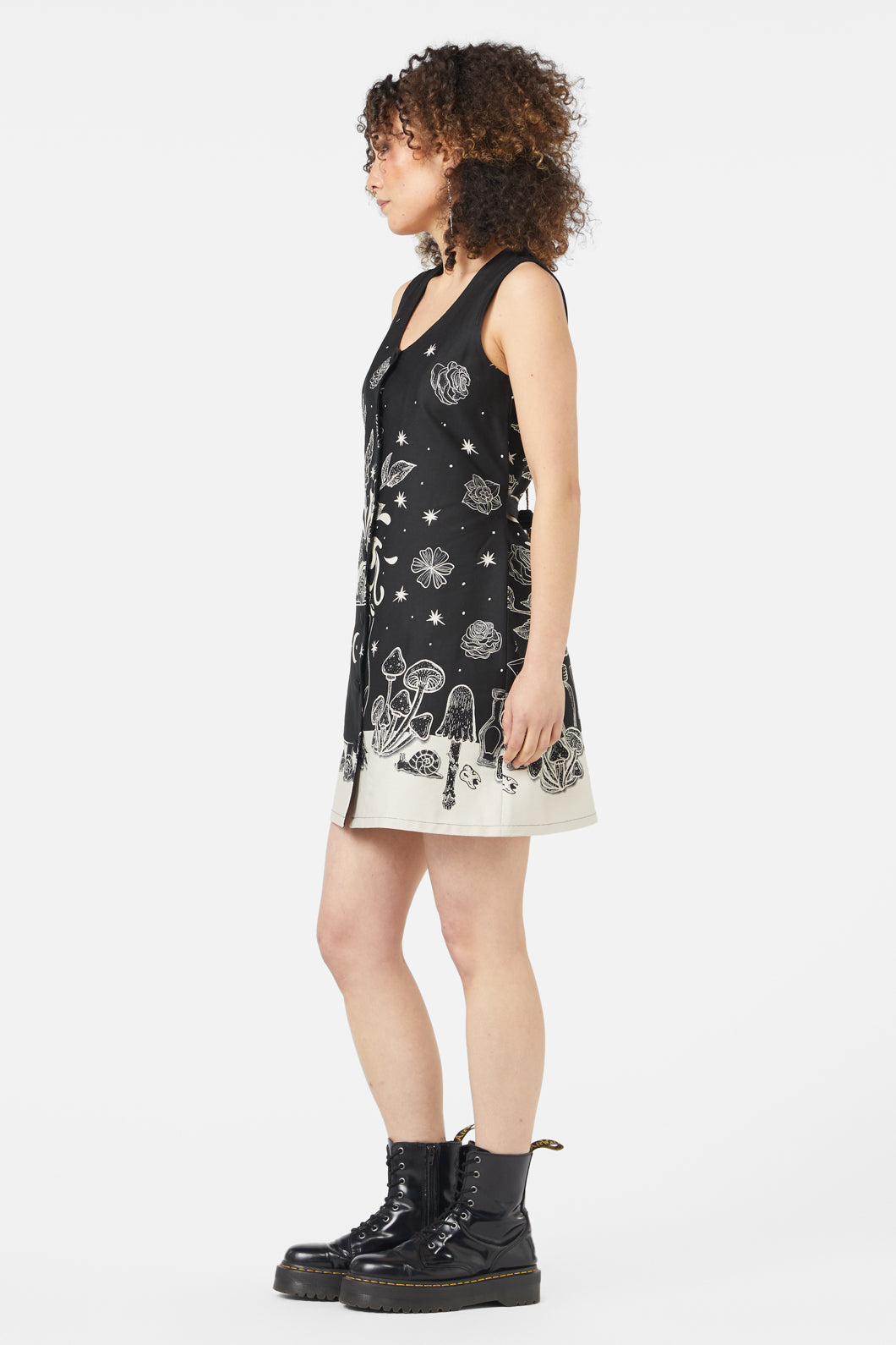 Black Friday - Witches Room Pinafore - black