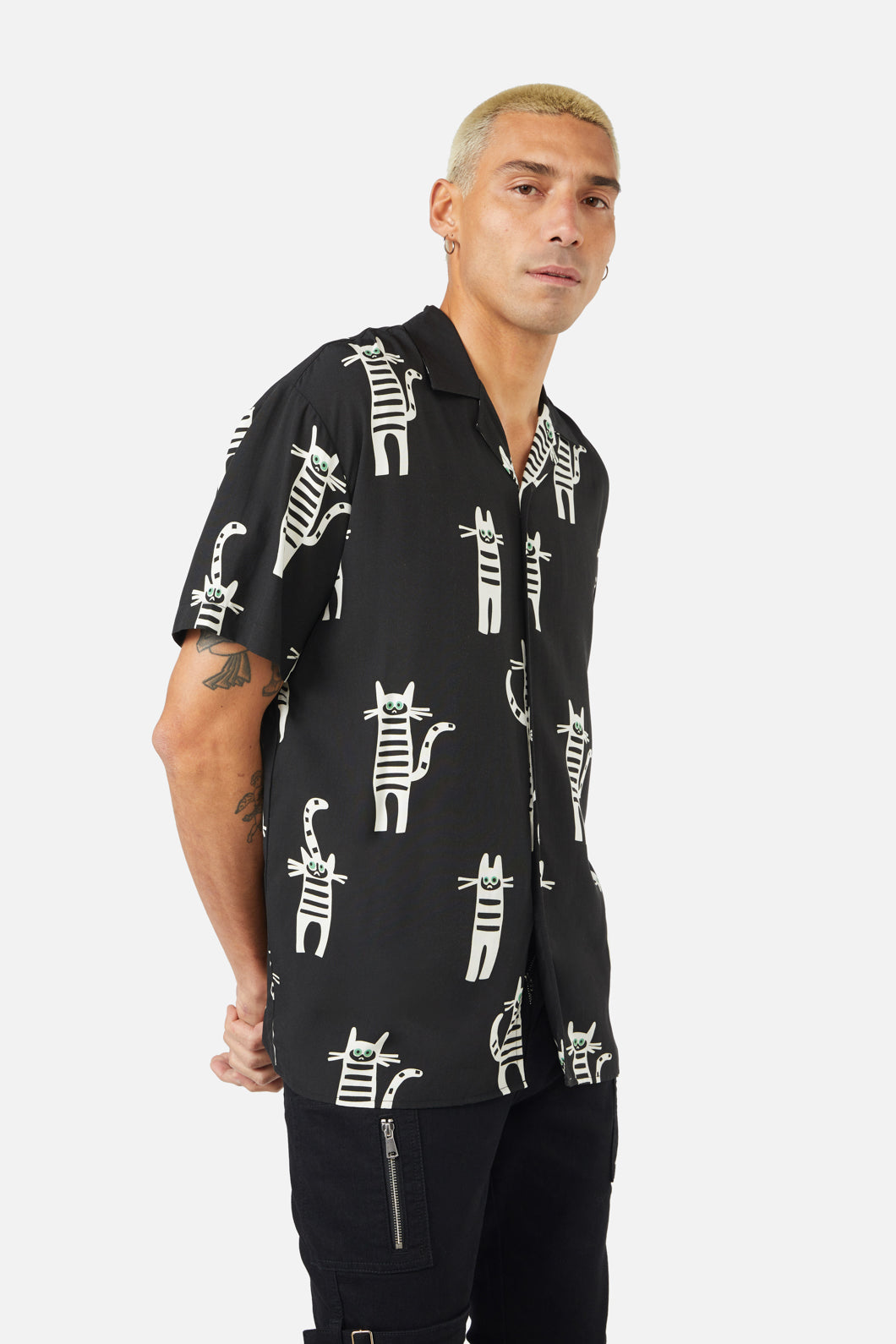 Dangerfield - Peculiar Puss SS Shirt - black