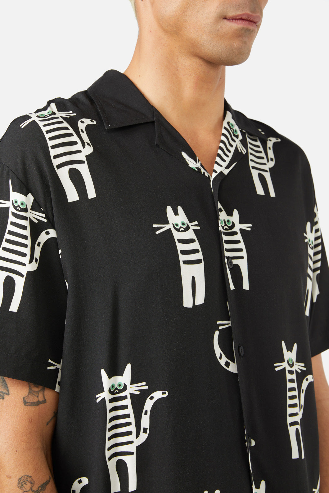 Dangerfield - Peculiar Puss SS Shirt - black