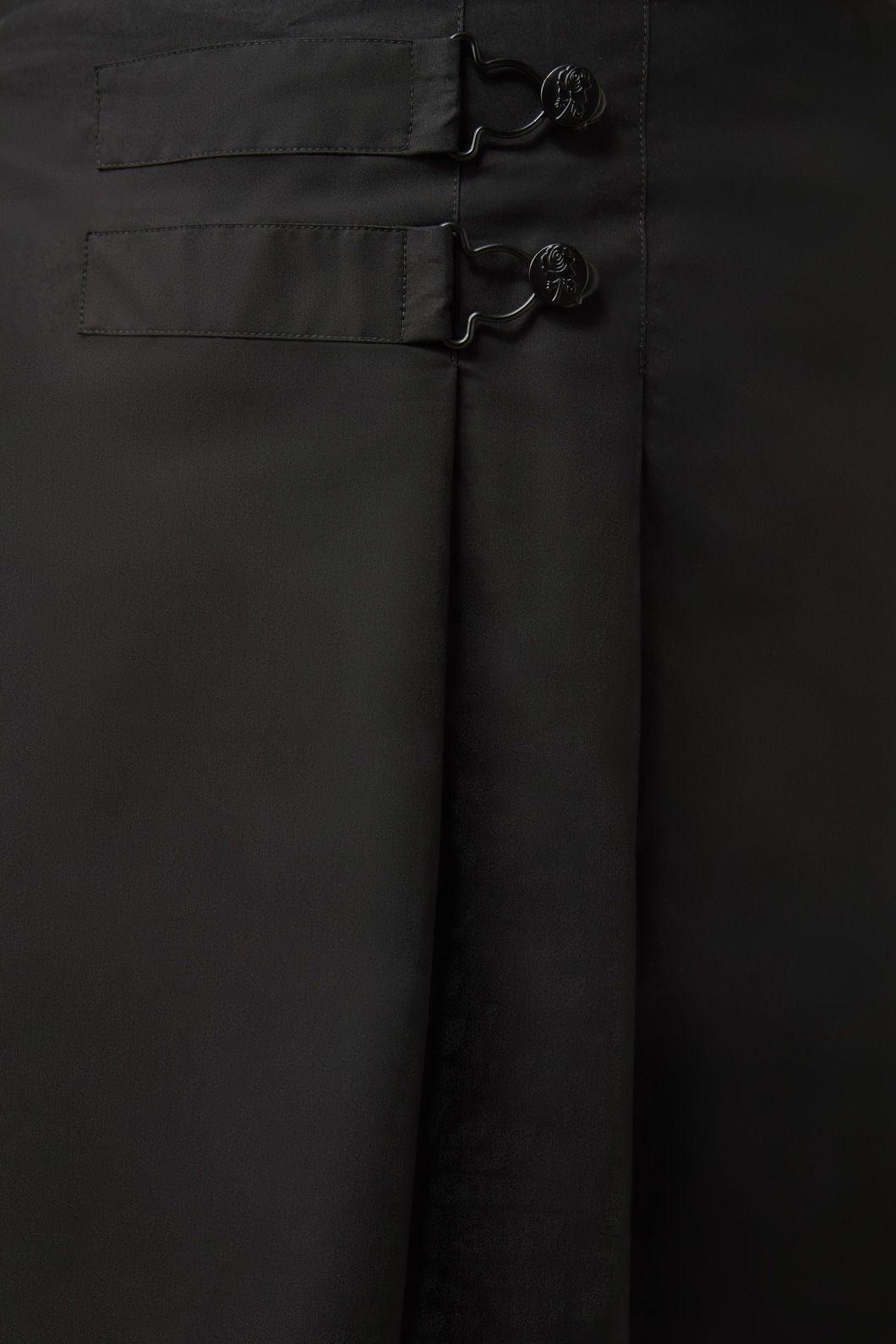 Dangerfield - Curve Field Work Pleated Skirt - black