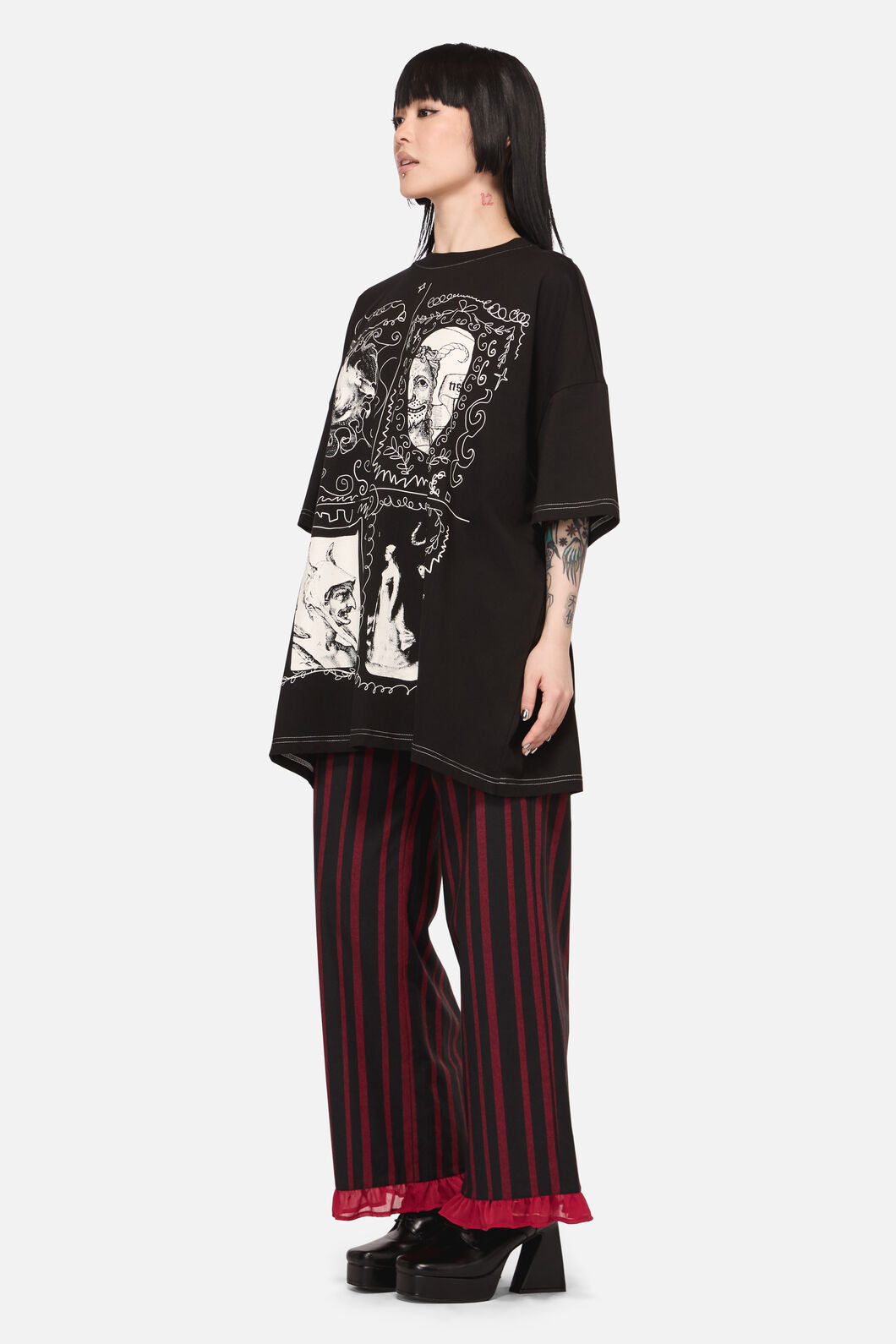 Black Friday - Framed Goth Oversized Tee - black