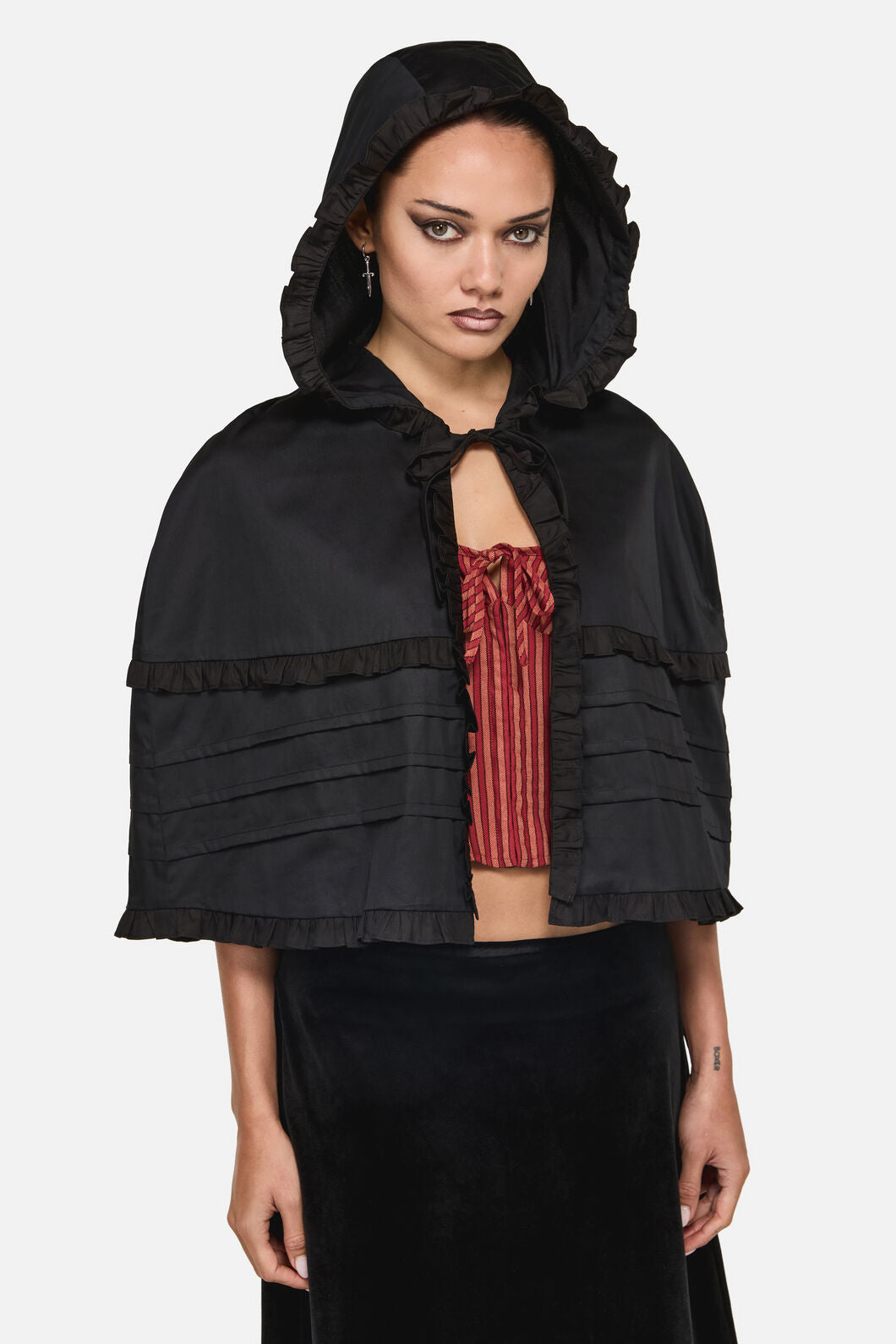 Black Friday - Estate Frill Cape - black