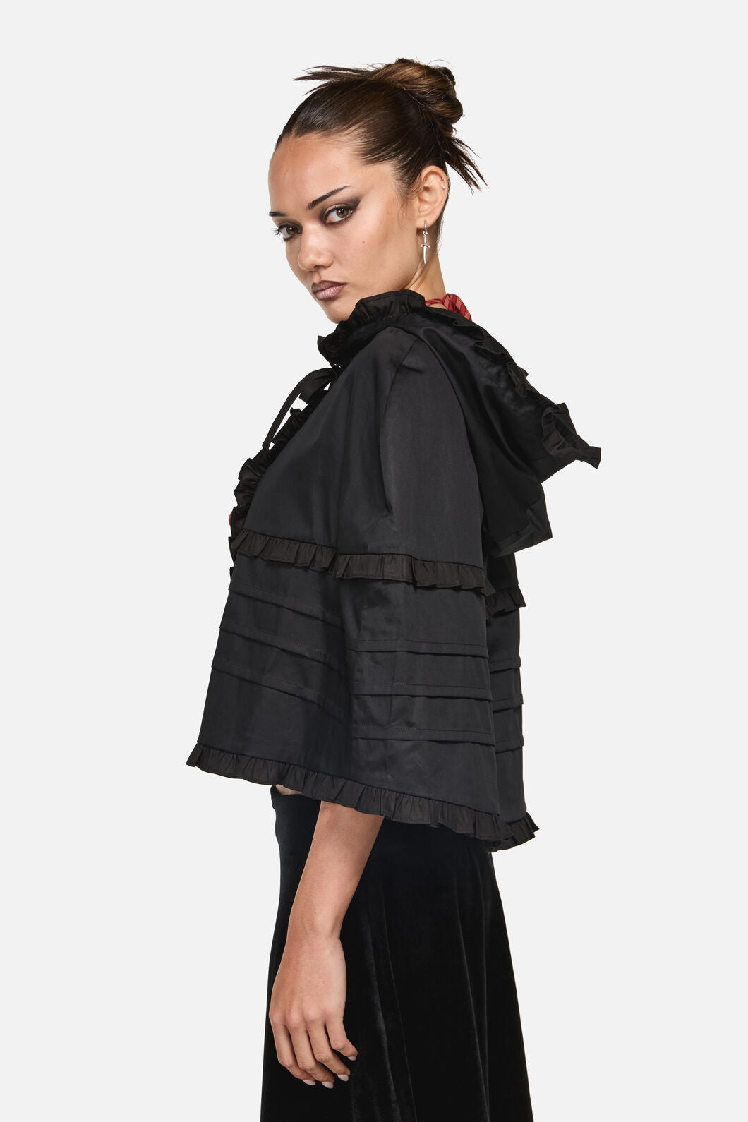 Black Friday - Estate Frill Cape - black