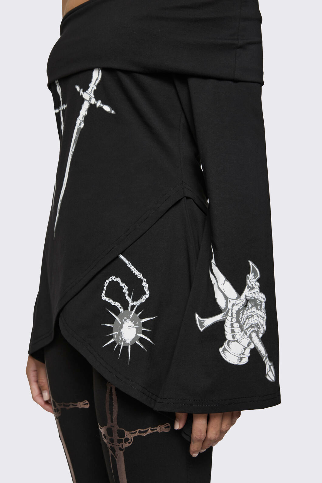 Black Friday - Lance Off-Shoulder Graphic Top - black