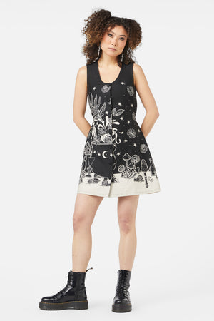 Black Friday - Witches Room Pinafore - black