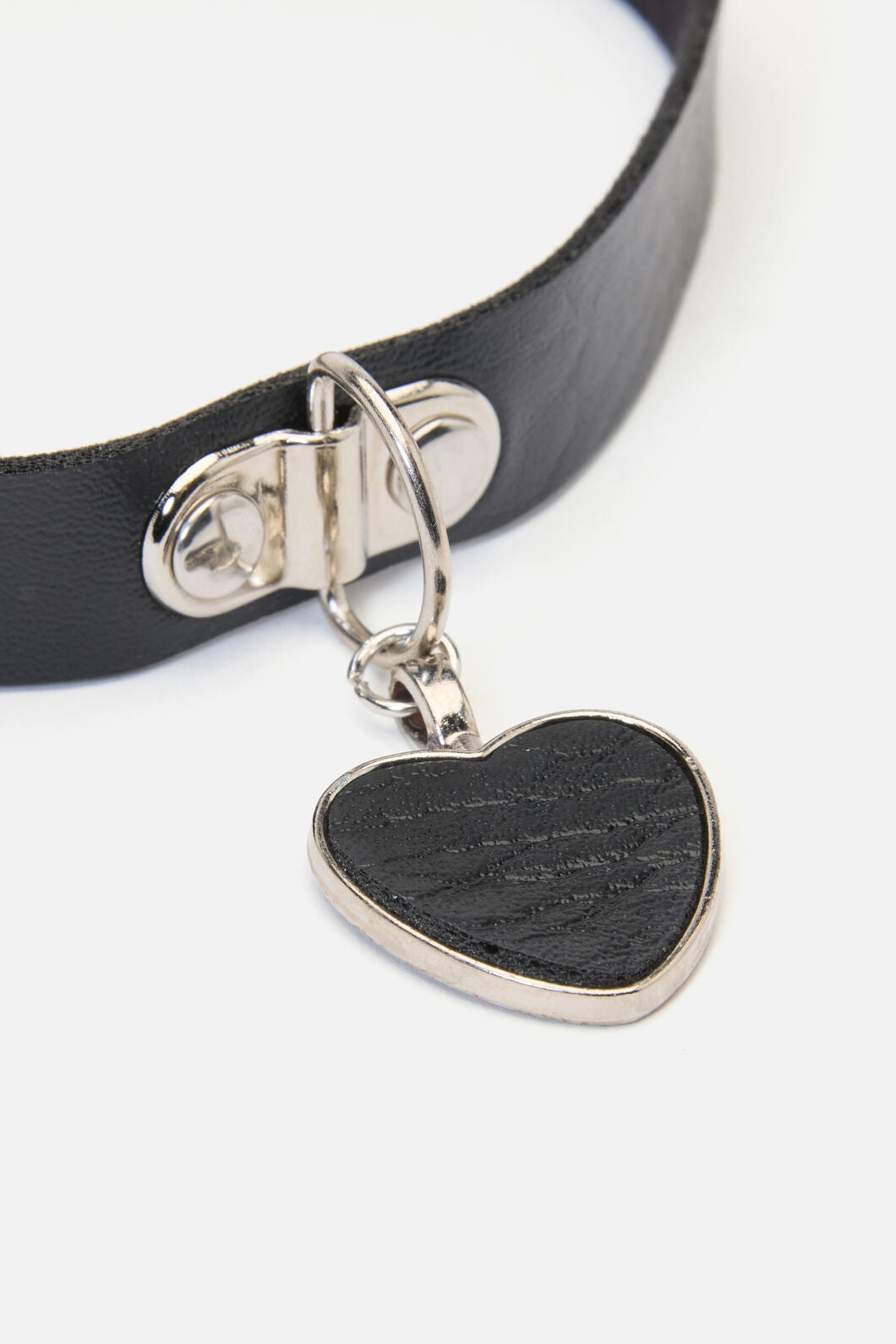 Black Friday - Heart Charm Choker - black