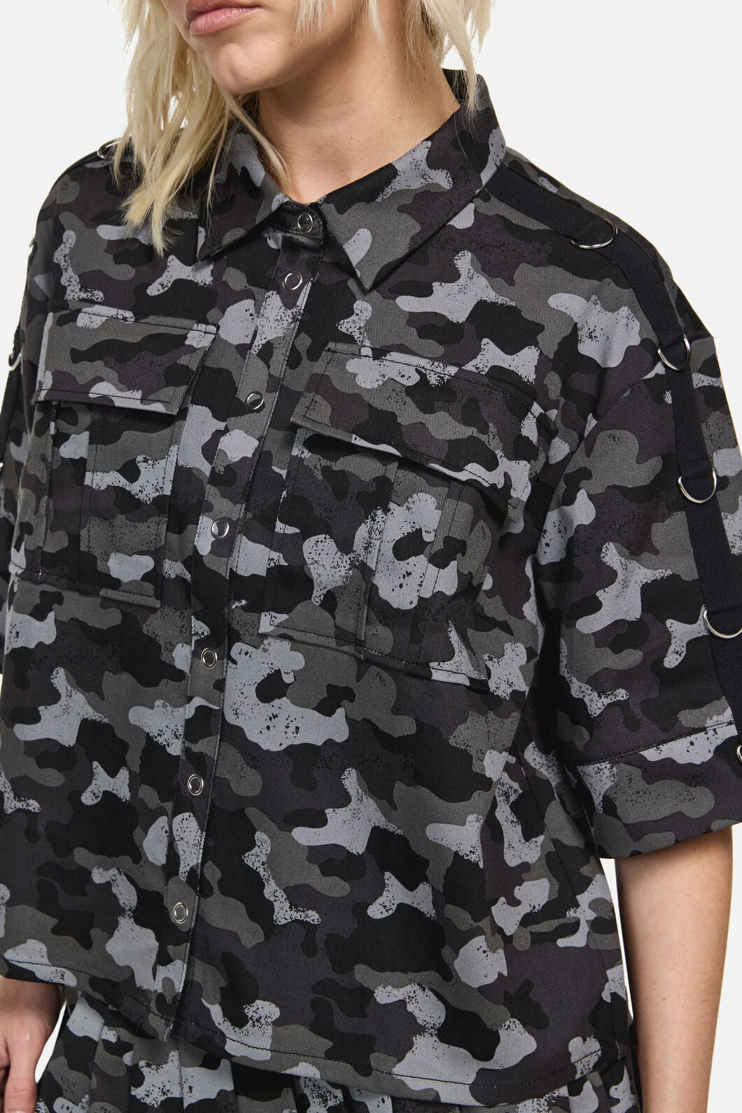 Dangerfield - Disruptive Camo Boxy CropShirt - grey-black