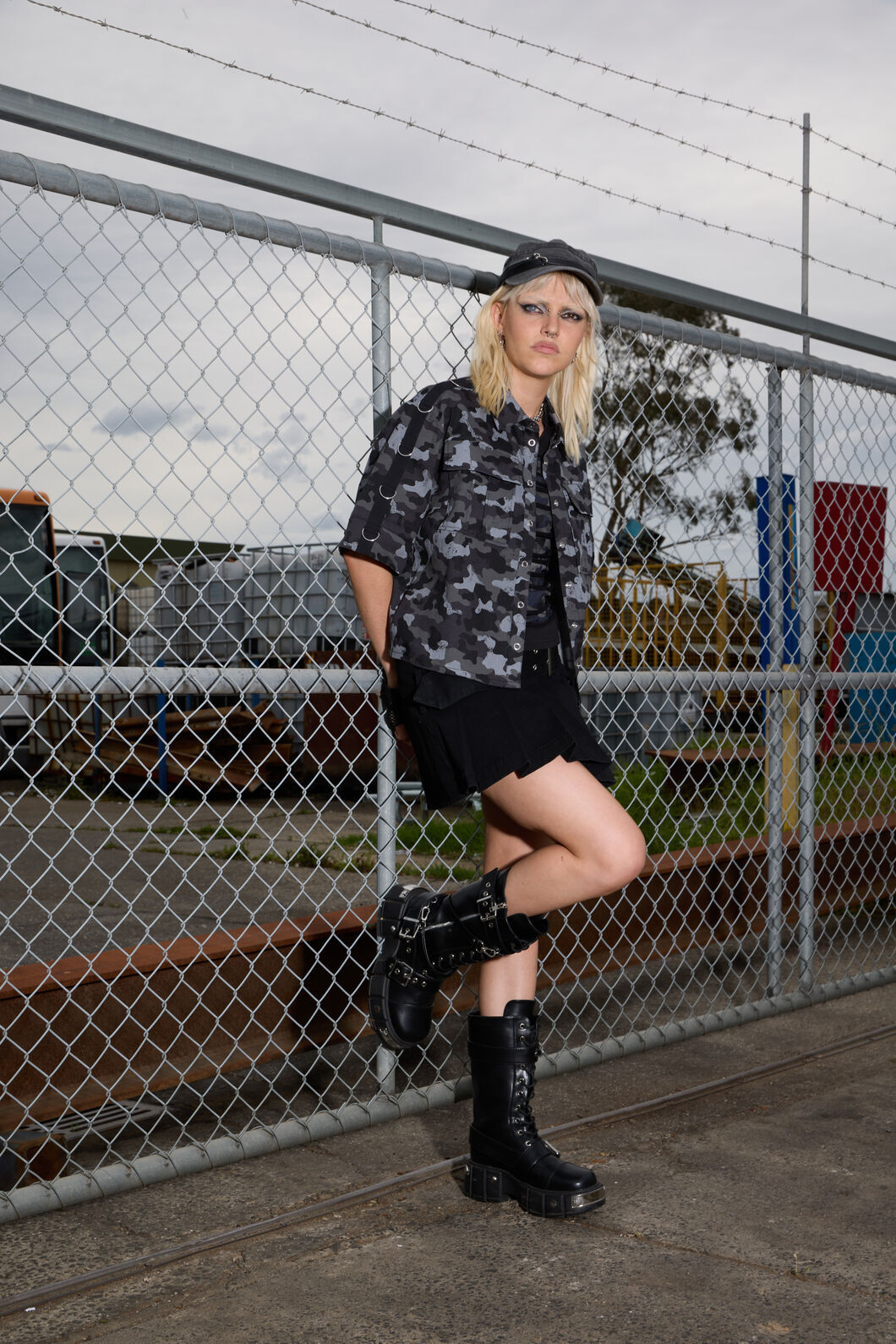 Dangerfield - Disruptive Camo Boxy CropShirt - grey-black