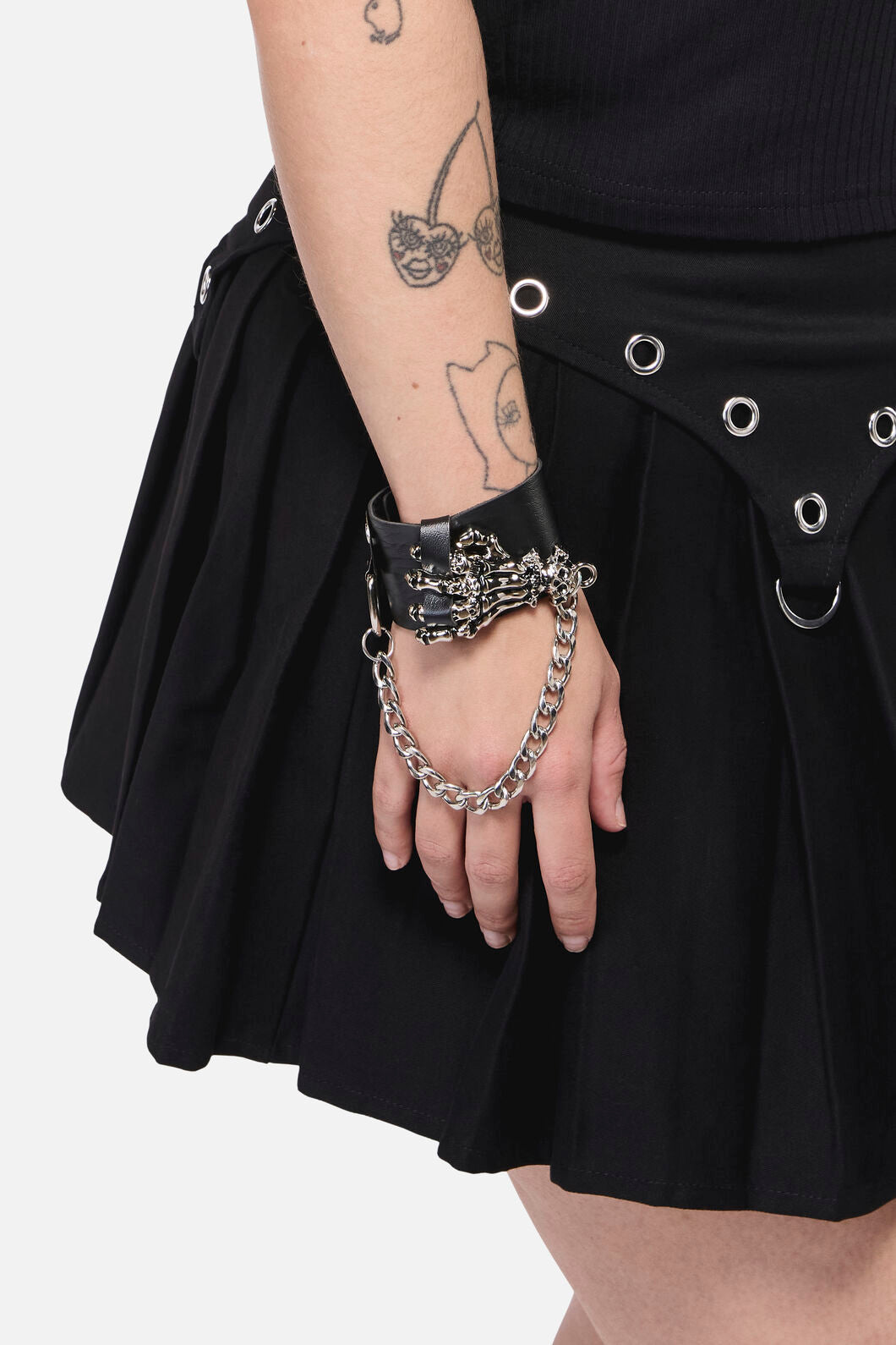 Dangerfield - Skeleton Hand Chain Cuff - black