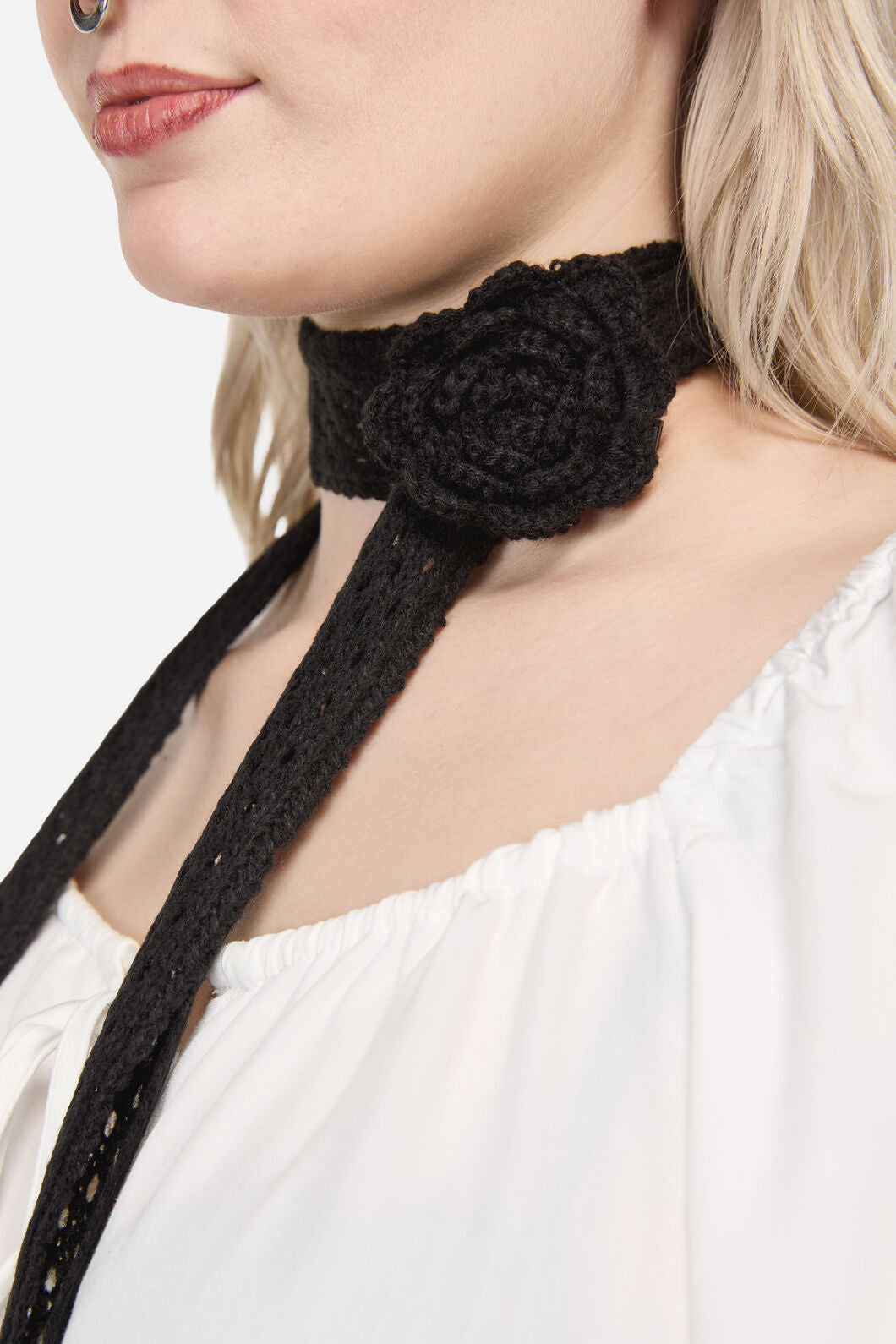 Dangerfield - Black Narrow Daisy Pin Scarf - black
