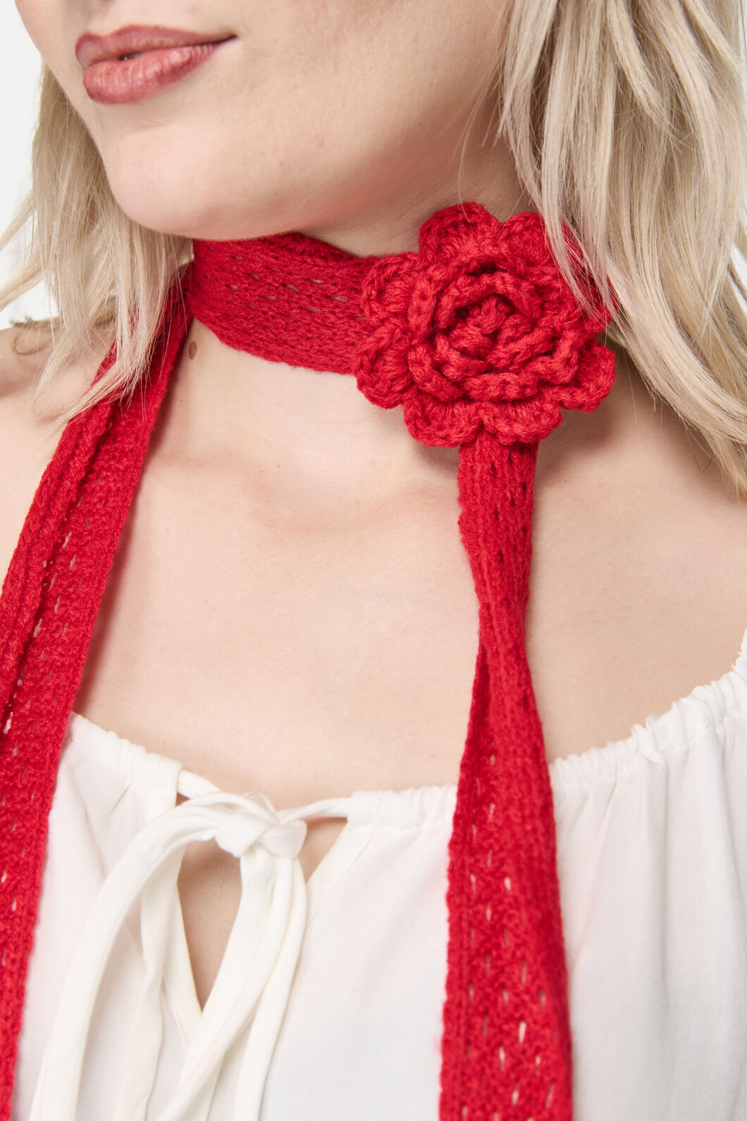 Dangerfield - Red Narrow Daisy Pin Scarf - red