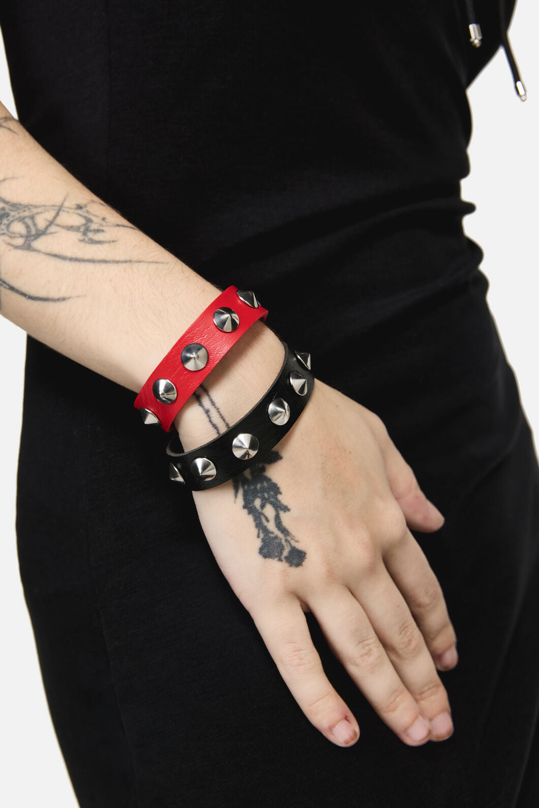 Dangerfield - Round Stud Cuff Set - black-red