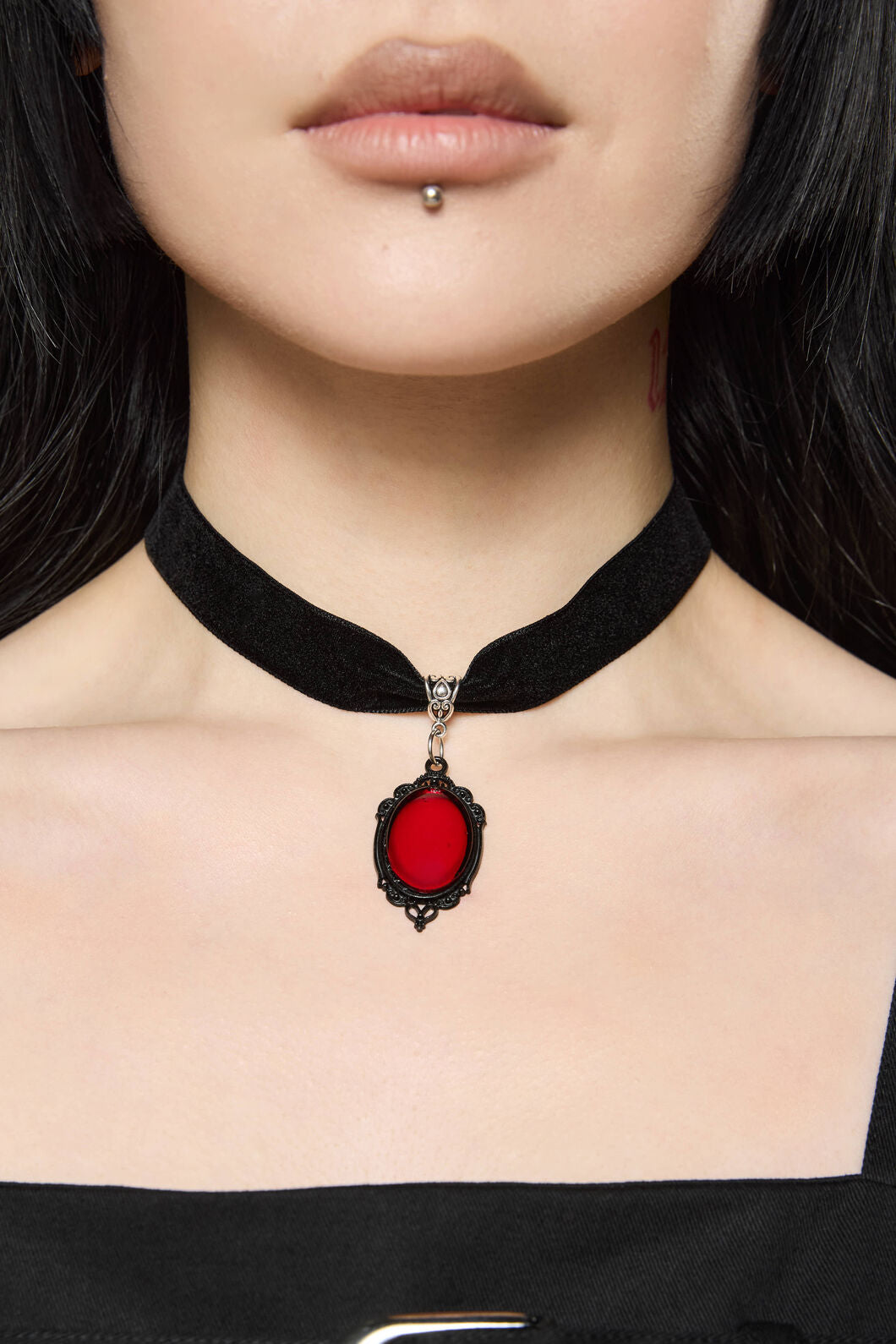 Dangerfield - Red Velvet Charm Choker - black-red