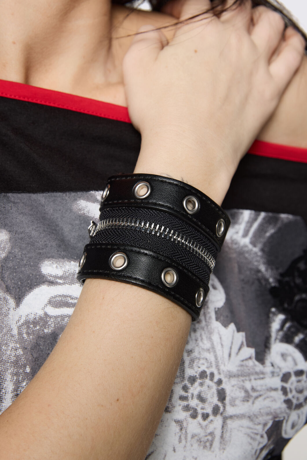 Dangerfield - Zip Eyelet Cuff - black