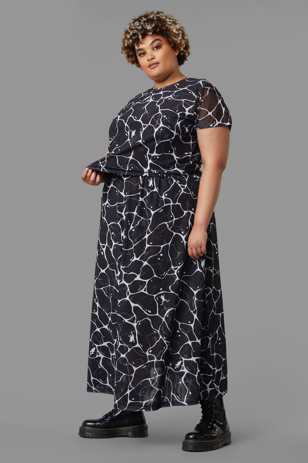 Black Friday - Curve Lily Pad Top - black